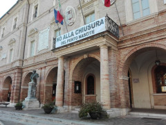 Nella foto: lo striscione appeso al balcone del Municipio di San Severino Marche