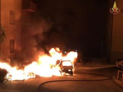 Incendio auto ad Ancona