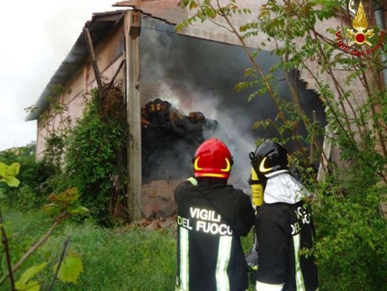 I Vigili del Fuoco intervengono a Sassoferrato per l'incendio a un capanno agricolo