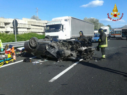 La scena dell'incidente avvenuto nell'A14 all'altezza di Loreto: 118, Vigili del fuoco e Polizia Stradale sul posto