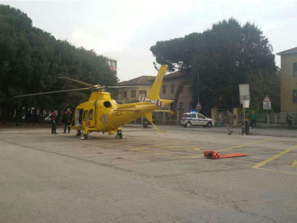 Eliambulanza atterrata davanti alla stazione di Senigallia