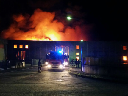 Senigallia: incendio capannone alla Cesanella