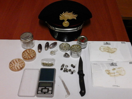 Il materiale per il confezionamento delle dosi di hashish e marijuana sequestrato dai Carabinieri a Montemarciano