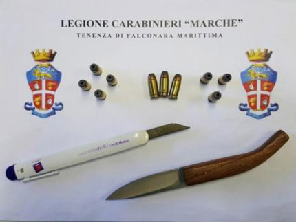 L'arma e le munizioni sequestrate dai Carabinieri di Falconara marittima