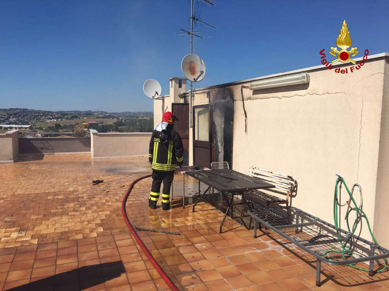 L'intervento dei vigili del fuoco di Osimo per l'incendio sviluppatosi in un appartamento