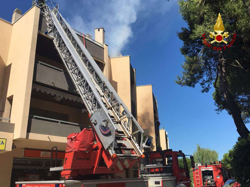 L'intervento dei vigili del fuoco di Osimo per l'incendio sviluppatosi in un appartamento