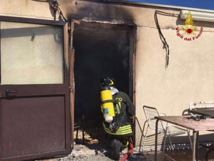 L'intervento dei vigili del fuoco di Osimo per l'incendio sviluppatosi in un appartamento