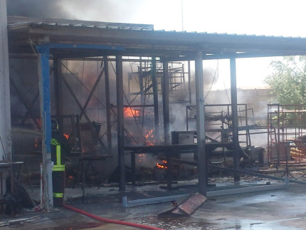 Vigili del fuoco impegnati con l'incendio in un deposito di Fabriano