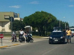 Il luogo dell'incidente in via Podesti a Senigallia: Carabinieri e Finanza sul posto, oltre al 118