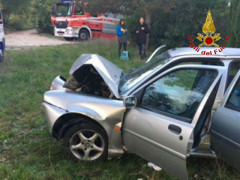 L'automobile dopo l'incidente avvenuto ad Appignano