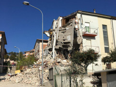 Edificio crollato a Tolentino - foto di Melvin Mancini