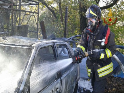 Incendio auto a Fabriano