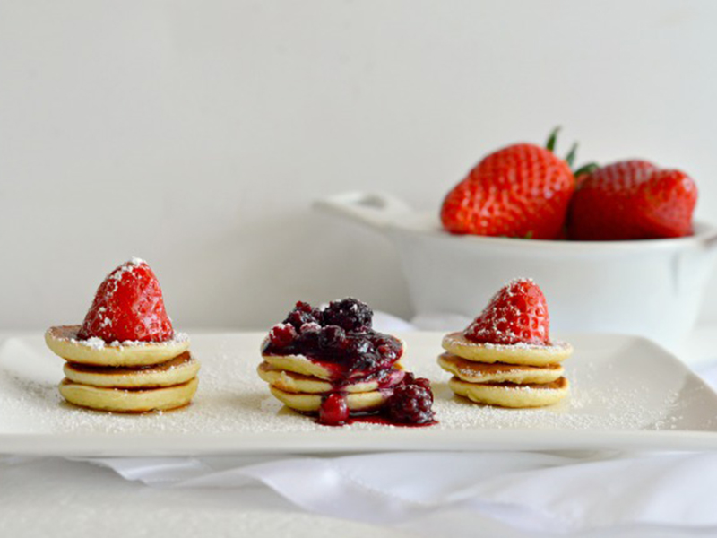 Mini-pancakes ai frutti di bosco e fragole