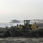 Rifiuti e detriti spiaggiati a Senigallia dopo una mareggiata