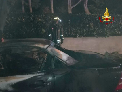 Auto in fiamme a Senigallia