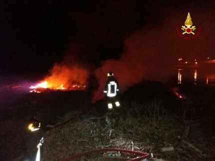 Incendio alla foce dell'Esino