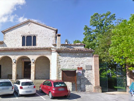 L'ex convento dei frati Cappuccini (chiostro San Francesco)ad Arcevia e, a fianco, l'ingresso per i giardini Leopardi