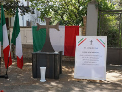 l'altare rimovibile a Ostra per ricordare le vittime fasciste della rappresaglia dei partigiani nel luglio 1944