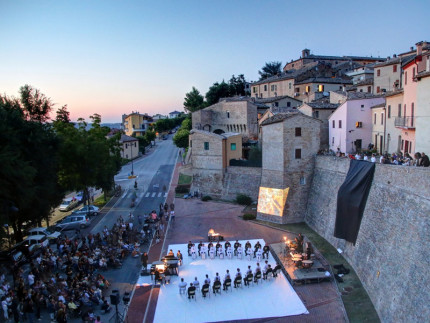 Foto di repertorio di Nottenera, il Festival vetrina dei linguaggi creativi contemporanei, a Serra de' Conti