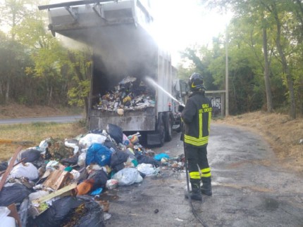 Incendio di un camion per la raccolta dei rifiuti