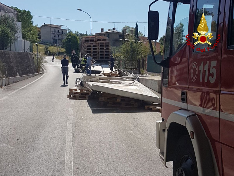 I vigili del fuoco sono dovuti intervenire sulla strada provinciale 34, tra Castelferretti e Camerata Picena, per soccorrere un autocarro in difficoltà