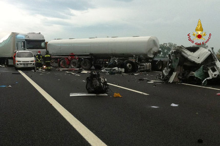 I due mezzi pesanti coinvolti nell'incidente sull'autostrada A14 tra Loreto e Civitanova Marche del 19 settembre