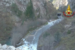 L'allagamento a Visso della strada provinciale 209 Valnerina provocato dalla deviazione del fiume Nera per la frana dovuta al terremoto del 30 ottobre 2016