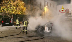 auto in fiamme a Sassoferrato