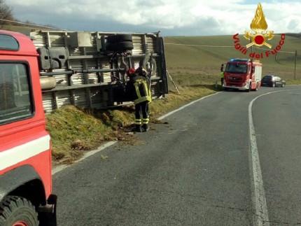 Camion riblatato tra Fabriano e Sassoferrato