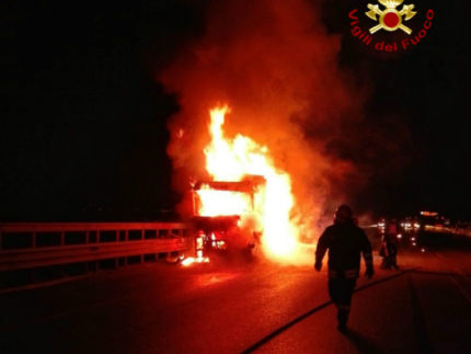 autoarticolato in fiamme sulla A14