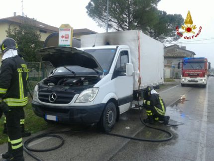 Incendio furgone a Osimo
