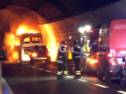 Incendio autobus studenti