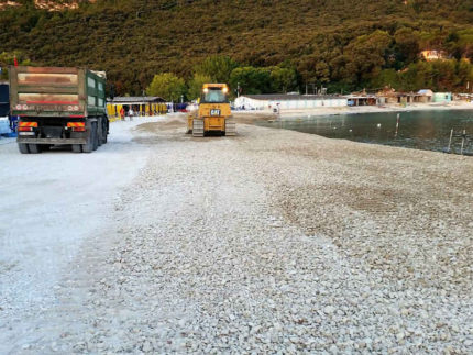 Lavori di ripascimento a Portonovo