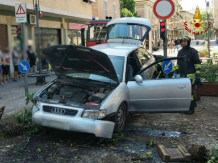 Impatto di un'automobile in un'isola pedonale di Falconara