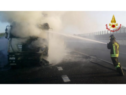 Autocarro in fiamamae sulla A14 all'altezza di Montemarciano