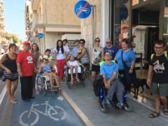 Passeggiata per evidenziare barriere architettoniche per disabili a Falconara