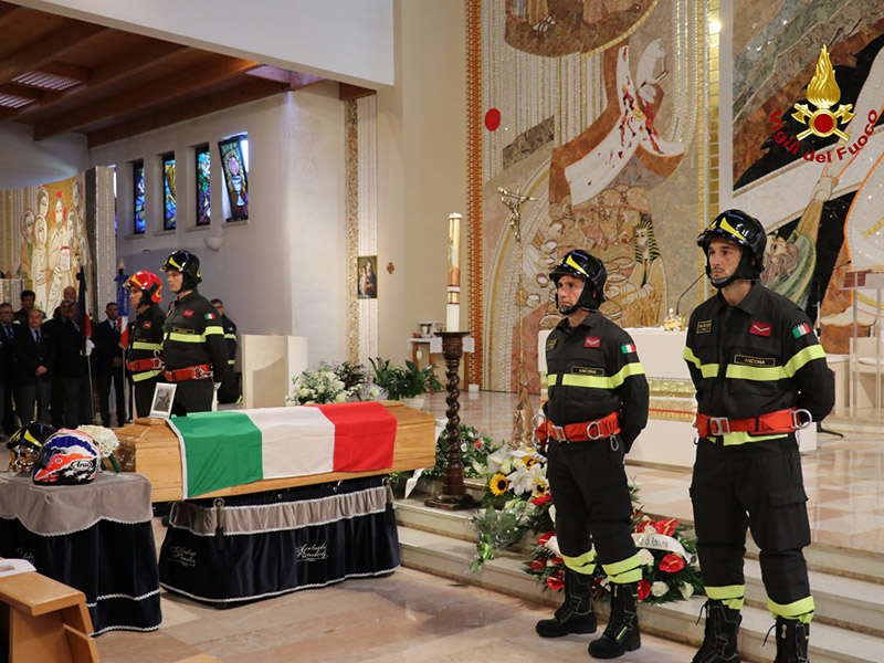 Funerale solenne per il vigile del fuoco Cristiano Lucidi
