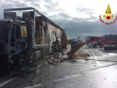 Incendio autoarticolato sull'A14