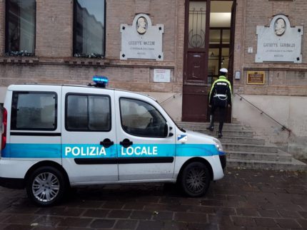 Auto della Polizia Locale presso la Biblioteca comunale di Falconara