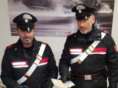 I Carabinieri di Fano mostrano denaro falso e smartphone dopo l'arresto del 19enne di Senigallia