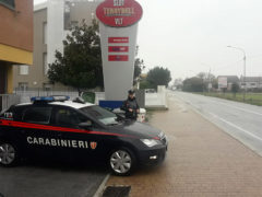 Carabinieri di fronte a una sala slot di Senigallia