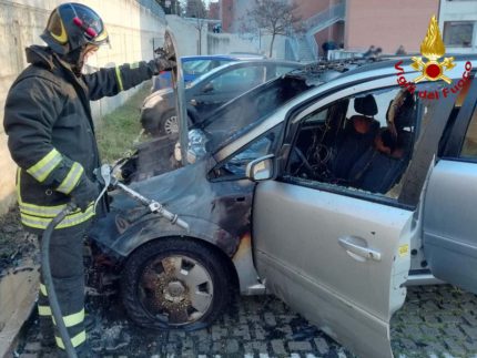 Incendio ai danni di un'automobile a Jesi