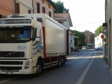 Camion in via Petrarca a Senigallia