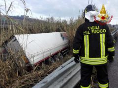 Tir finito fuori dalla sede stradale