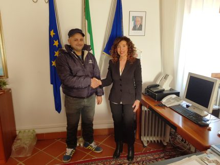 Il sindaco di Falconara Stefania Signorini e il commerciante Sheta Gaber Ahmed Ahmed