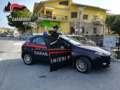 Carabinieri a Marina di Montemarciano dopo la rapina al supermercato Tigre Amico