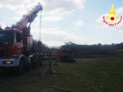 Trattore rovesciato a Varano di Ancona: intervento dei VVFF