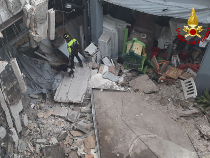 Crollo tetto deposito a Senigallia - intervento Vigili del Fuoco
