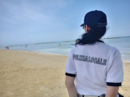 Controlli in spiaggia della Polizia Locale di Falconara
