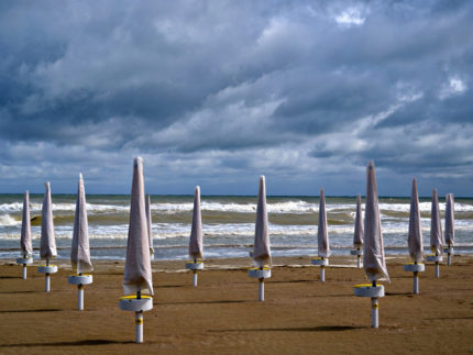 La spiaggia e gli ombrelloni chiusi per il maltempo sulle Marche